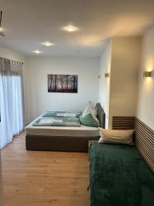 een slaapkamer met een groot bed en een raam bij Apartment Im Sand in Bad Schonborn