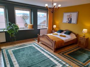 1 dormitorio con cama y alfombra grande en Apartament Centrum en Nowy Targ