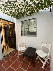 un patio con 2 sillas y una mesa en Casa MeyMar, en Mompós
