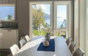 un comedor con una mesa con un jarrón. en 5 Bedroom Gorgeous Home In Vikedal, en Vikedal