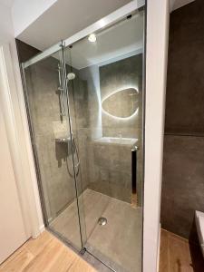 eine Glasdusche im Bad mit Waschbecken in der Unterkunft Superbe studio avec accès mer. in Le Pradet
