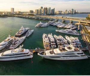 Un montón de barcos atracados en un puerto en Casa Relax Total, en Florida City