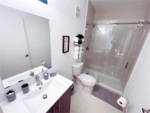 Un baño con lavabo, inodoro y ducha. en Casa Relax Total, en Florida City 64 fotos más