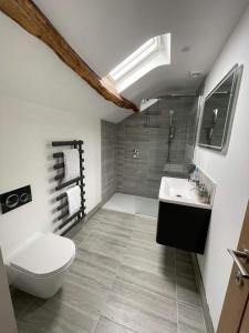 een badkamer met een toilet en een wastafel bij The Old Shippon, Barbon in Barbon