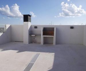a white building with a bench on top of it at Venezia I - departamento 4 personas in Resistencia
