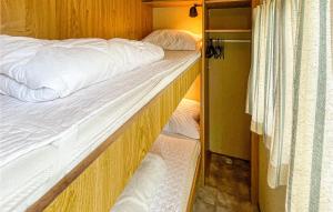 Postel nebo postele na pokoji v ubytování 2 Bedroom Awesome stacaravan In Tzummarum