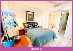 una camera da letto con un letto con un copriletto blu di Magic Ocean Views On Melton a Townsville