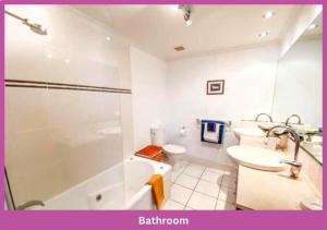 un bagno con doccia, lavandino e WC di Magic Ocean Views On Melton a Townsville Altre 18 foto