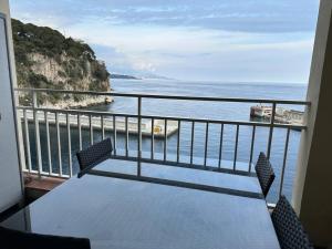 uma varanda com uma mesa e cadeiras e o oceano em Studio à Monaco Fontvieille em Monte Carlo