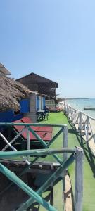 uma vista para uma praia com um edifício e o oceano em Hostal Playa Blanca em Playa Blanca