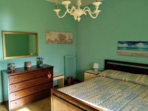 a bedroom with a bed and a dresser and a mirror at casavacanzetorresansevero in Orvieto