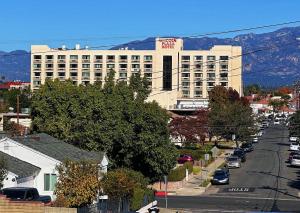 a city street with a large building in the background at Lincoln Hotel Monterey Park Los Angeles in Monterey Park