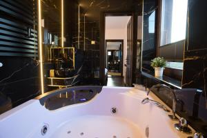 Kúpeľňa v ubytovaní Pokoje i apartamenty u Sabiny - DOSTĘP DO JACUZZI TYLKO W WYBRANYCH OPCJACH sprawdź poniżej szczegóły rezerwacji