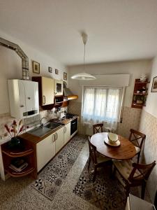uma cozinha com uma mesa e uma sala de jantar em Da Gretel em Rapallo