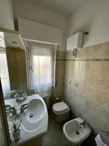 uma casa de banho com um lavatório e um WC em Da Gretel em Rapallo