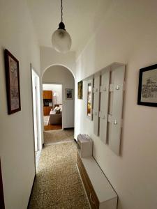 um corredor que leva a um quarto com em Da Gretel em Rapallo
