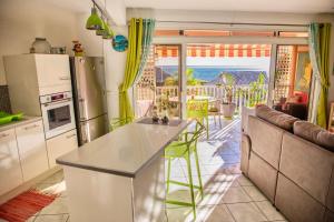 Paea的住宿－Superbe bord de mer, accès lagon et piscine privée，一个带柜台的厨房,享有海景