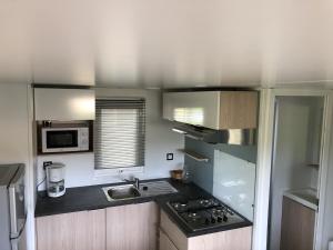 Kuchyň nebo kuchyňský kout v ubytování International Camping Ardèche