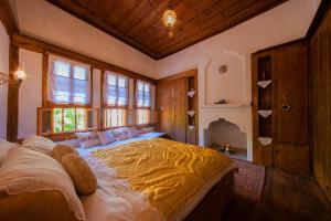 A bed or beds in a room at Meymune Valide Konağı Még 16 kép