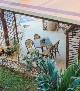 un patio al aire libre con mesa y sillas en Ixchel Beach Hotel en Isla Mujeres