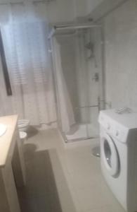 bagno bianco con servizi igienici e doccia di Villa Paradiso a Scanzano