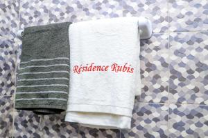 un asciugamano con le parole "cicli di resistenza" appeso a un muro di RESIDENCE rubis a Cotonou