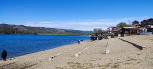 persone che camminano su una spiaggia vicino a un corpo d'acqua di Silver Jordan a Ostrovo