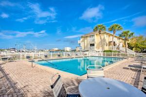 Bazén v ubytování Canalfront Condo with Pool - Walk to Destin Beach! nebo v jeho okolí