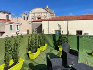 un jardín en la azotea con sillas y macetas en Civico10, en Sassari