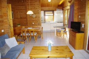 TV a/nebo společenská místnost v ubytování Chalets du Soleil