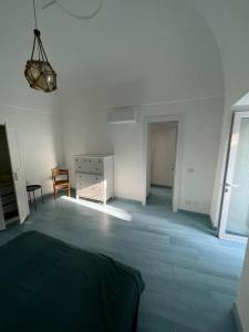 een witte kamer met een bed, een dressoir en een raam bij Agenzia Isotur GIACINTO in Ponza