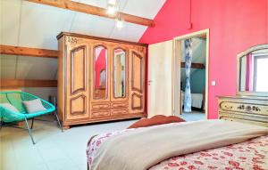 1 dormitorio con 1 cama y armario de madera en Nice Home In Somme-leuze With Wifi, en Somme-Leuze