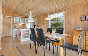een keuken en eetkamer met een tafel en stoelen bij Gorgeous Home In Brenderup Fyn With Kitchen in Vedelshave