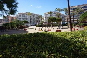 Vonkajšia záhrada v ubytovaní Pineda Sunset Beach Seaviews