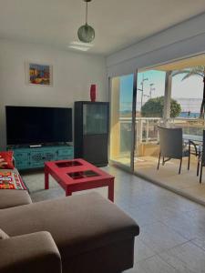 Televízia a/alebo spoločenská miestnosť v ubytovaní Pineda Sunset Beach Seaviews