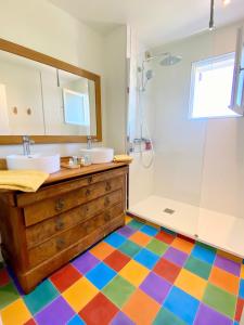 un bagno colorato con lavandino e doccia di Guethary superbe appartement centre proche plage a Guéthary