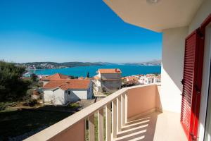 widok z balkonu domu w obiekcie Apartments Gazebo w Trogirze