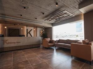 een lobby met banken en een bar in een gebouw bij TK Suites in Hurghada
