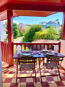 un balcón con una mesa y 2 sillas en un porche en Guethary superbe appartement centre proche plage, en Guéthary