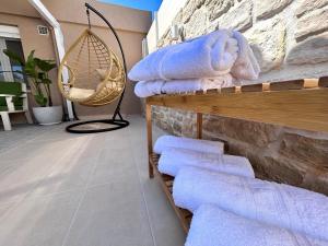 een stel handdoeken op een plank in een kamer bij Konstantinos luxury suite in Koutsourás