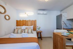 een slaapkamer met een bed met handdoeken erop bij Konstantinos luxury suite in Koutsourás