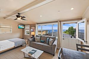 a bedroom with a bed and a couch at Villa D'Arte at the Retreat in Laguna Beach in Laguna Beach
