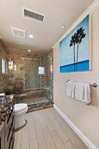 Et badeværelse på Villa D'Arte at the Retreat in Laguna Beach