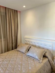 - un lit avec 2 oreillers dans une chambre dans l'établissement Beach apartment, à Durrës