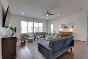 sala de estar con sofá y mesa en 3-Story Home Near Museums, Nightlife and Downtown! en Houston