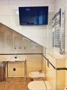 een badkamer met een toilet en een wastafel bij Apartament Premium Skawina in Skawina