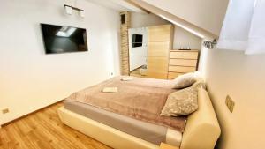 Dormitorio pequeño con cama y espejo en Apartament Premium Skawina, en Skawina