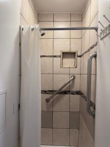 y baño con ducha y cortina de ducha. en Winsor Hotel, en San Francisco