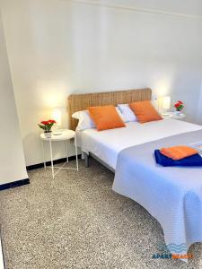 two beds sitting next to each other in a room at APARTBEACH DIANA Vistas Playa y Climatizado in Salou