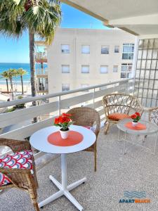 un balcón con mesas y sillas y la playa en APARTBEACH DIANA Vistas Playa y Climatizado, en Salou